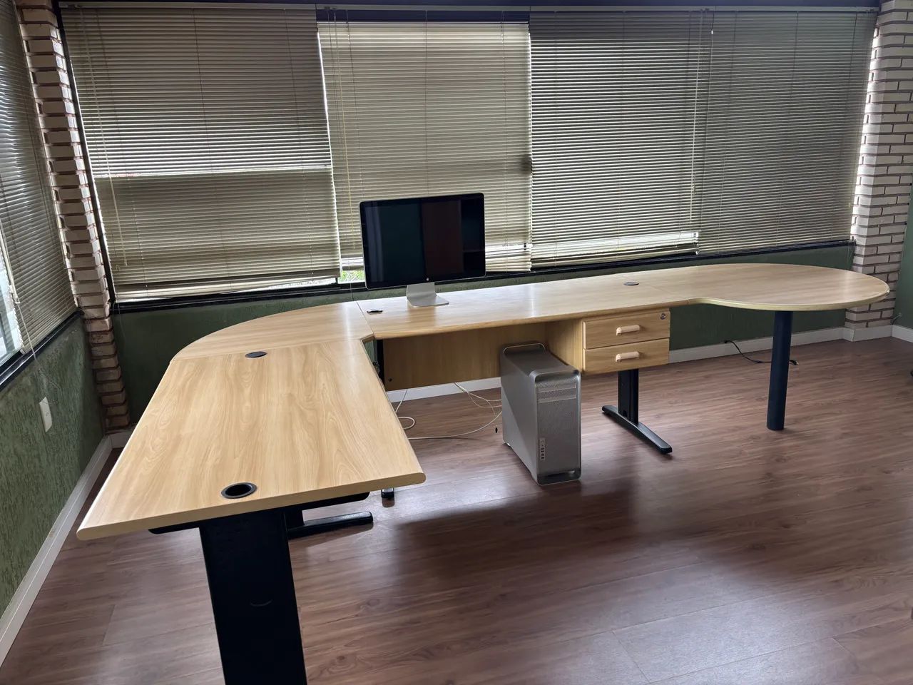 Beautiful and practical modular office furniture