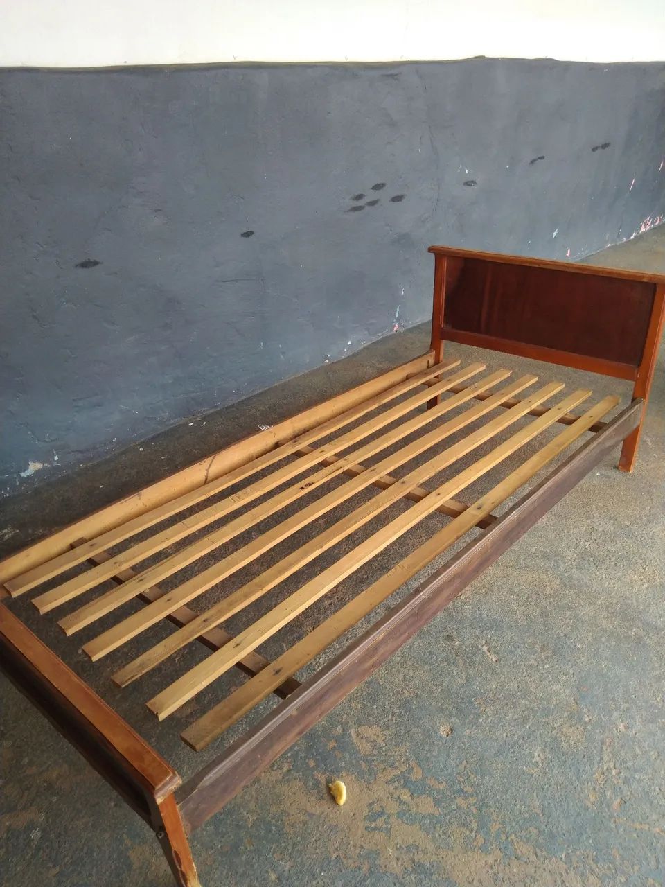 Cama de solteiro antiga 