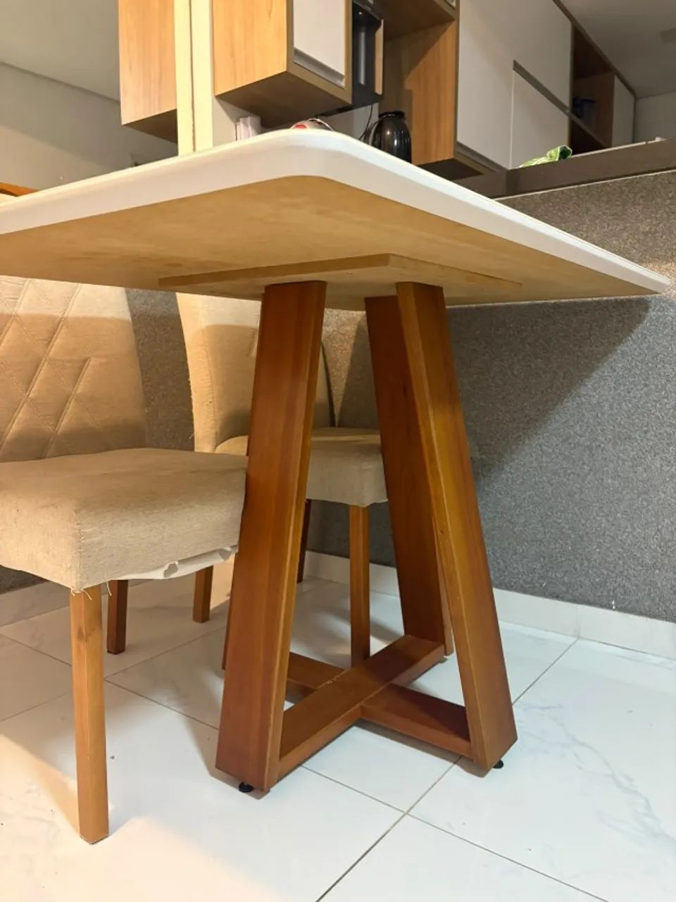 Mesa de jantar com tampo de vidro e 4 cadeiras. - Foto 4