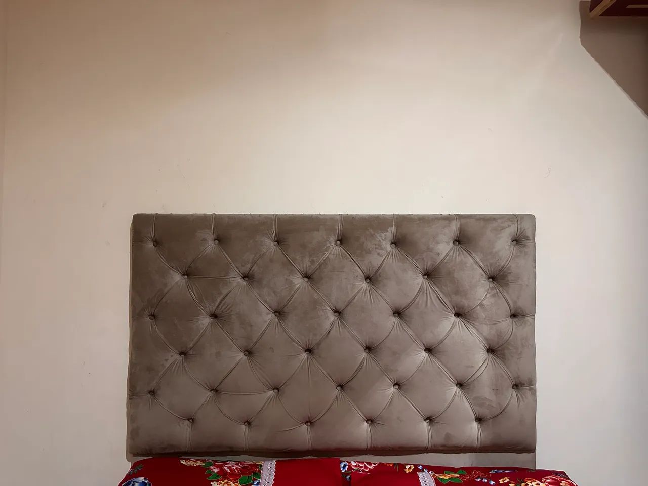 Cabeceira Estofada para Cama de Casal - Suede Capitonê  - Foto 4