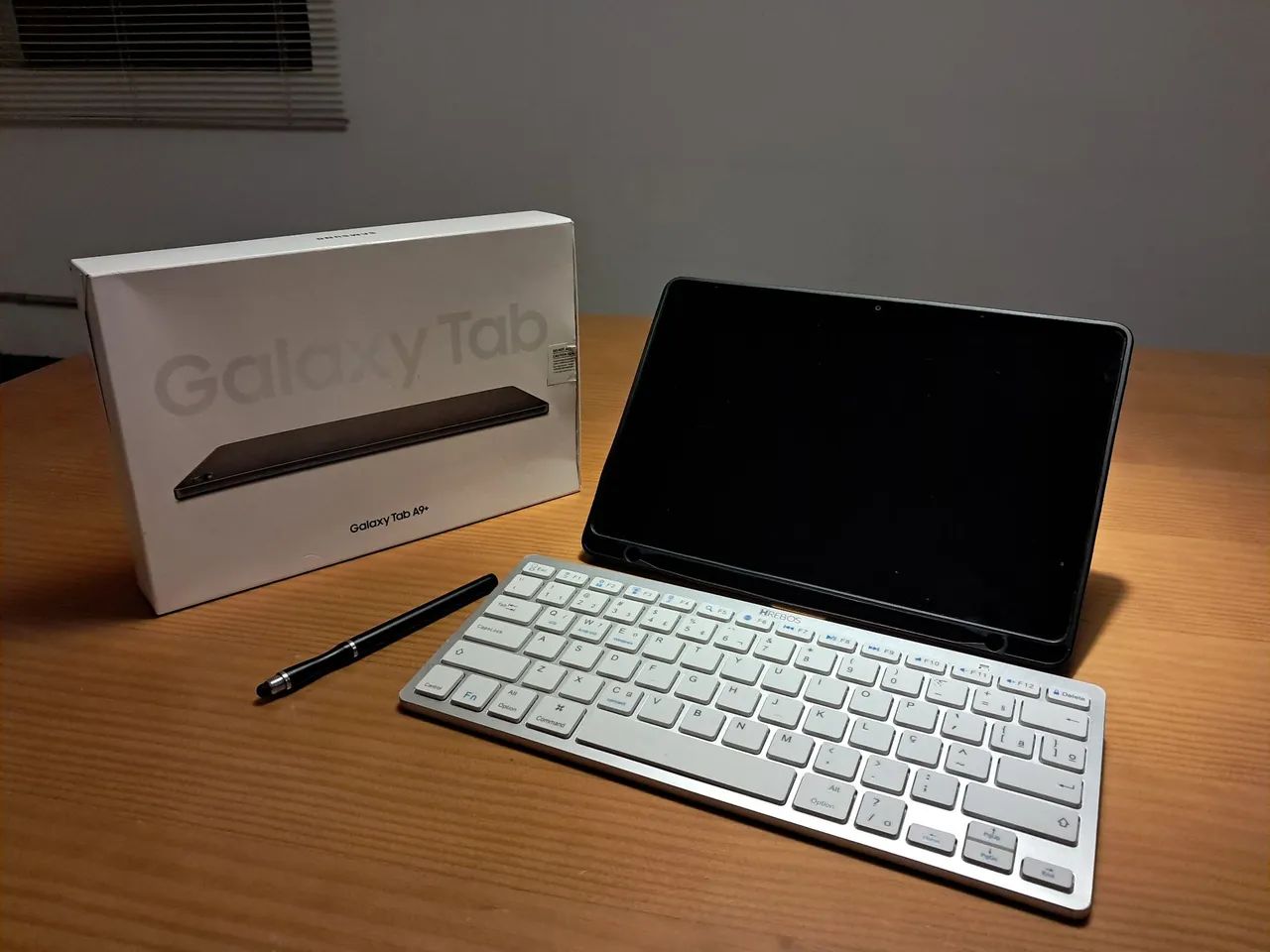 Tablet Galaxy A9+ Wifi - 4GB RAM - 64GB - Com capa, caneta e teclado