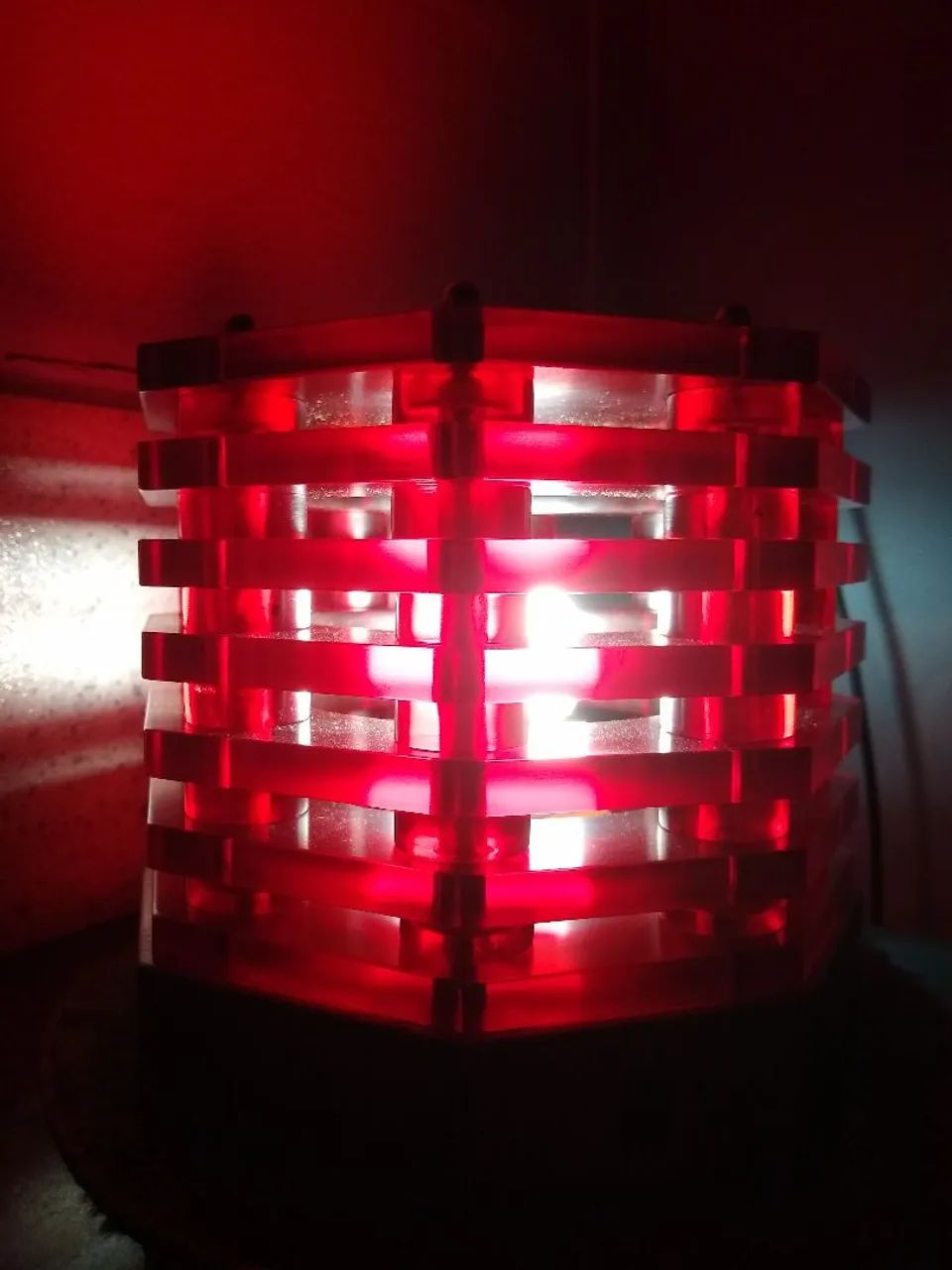Luminária octogonal de acrílico transparente vermelho. - Foto 2