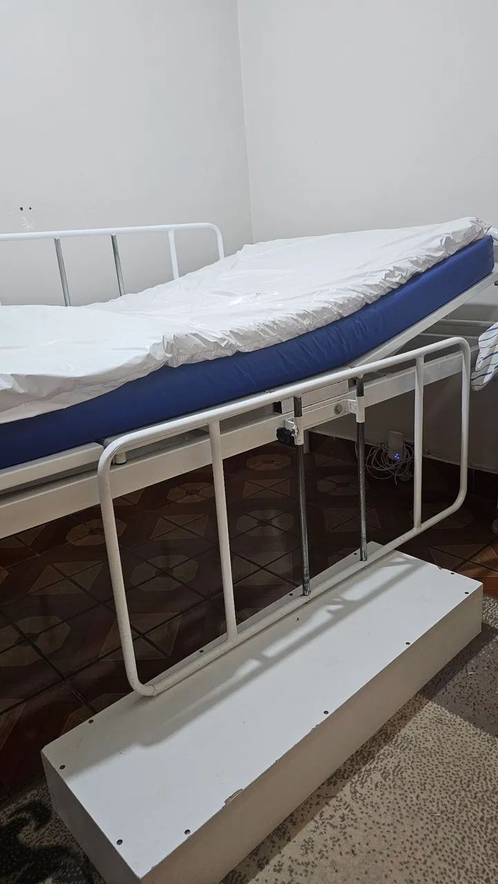 Cama hospitalar 2 manivelas + 2 colchões  - Foto 4