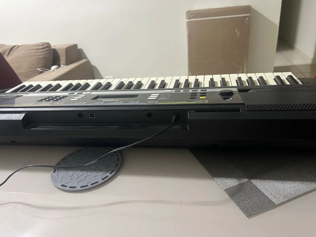 Teclado PSR-E243 e acompanha pedal 