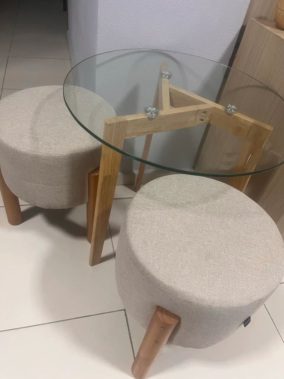 Mesinha de canto tampo de vidro e dois puff  - Foto 2