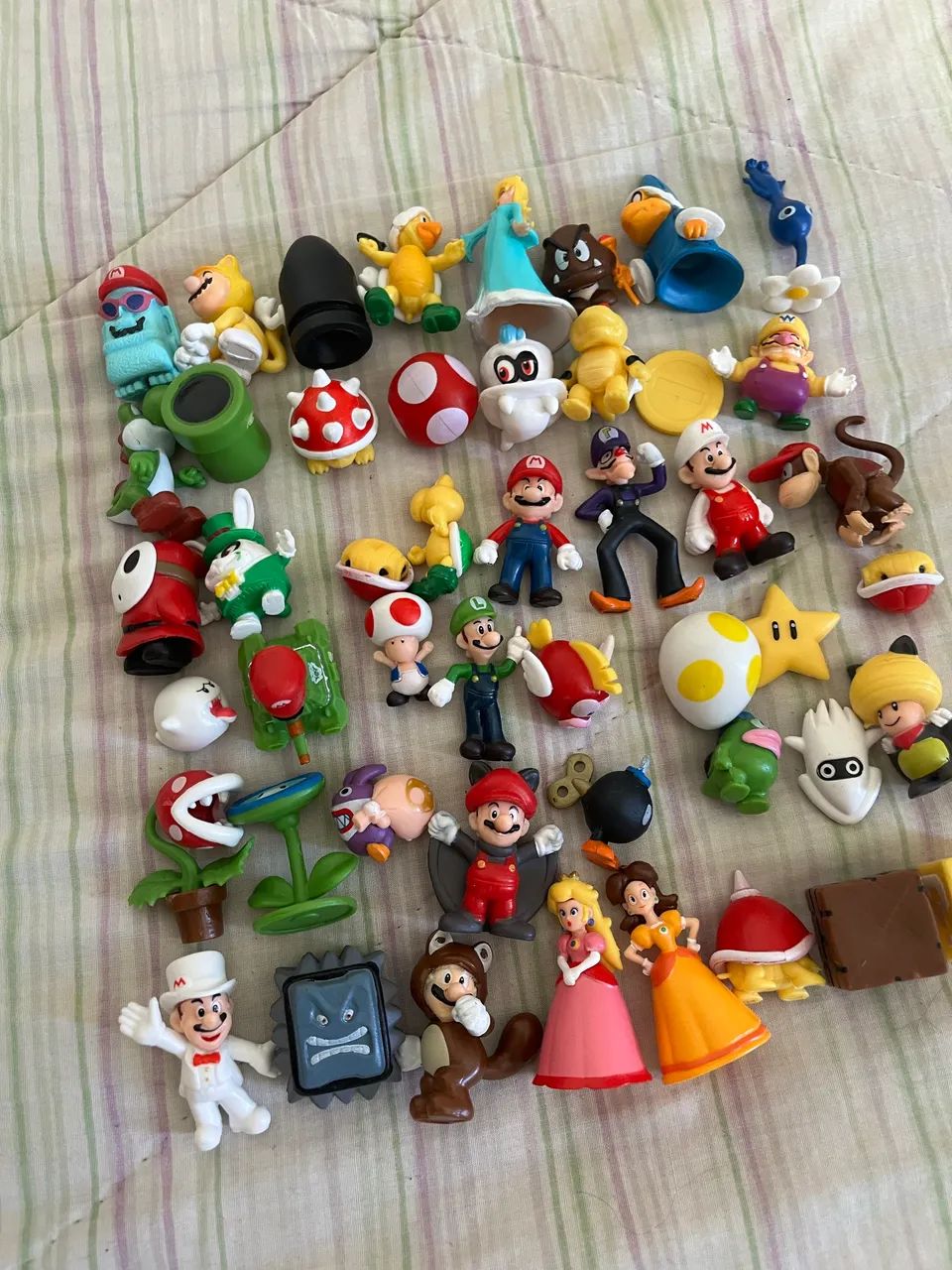 Lote com 48 personagens miniaturas do Mario Bros - Foto 2