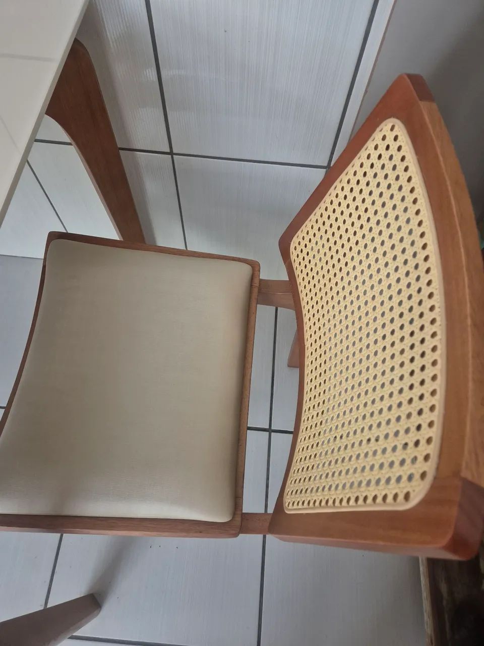 Linda Mesa Madeira Maciça com Tampo de Vidro + 2 cadeiras - Foto 5