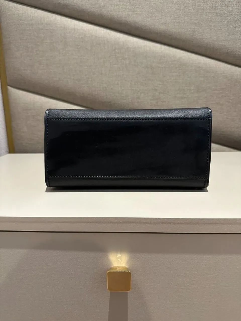 bolsa michael kors saffiano preta com tachas douradas - original - Foto 2