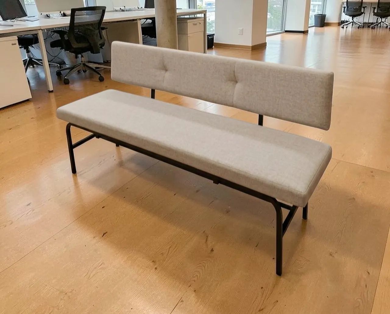 Semi-new 3-seat reception sofa. Delivery available.65704315746562120