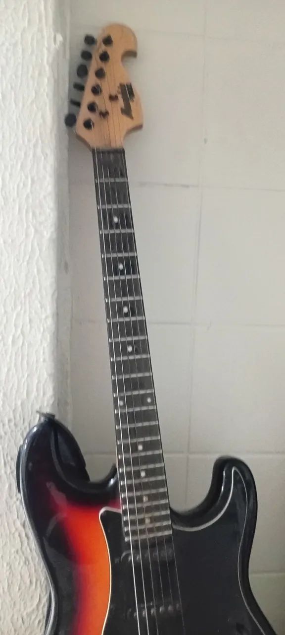 Vendo uma guitarra funcionando perfeitamente 