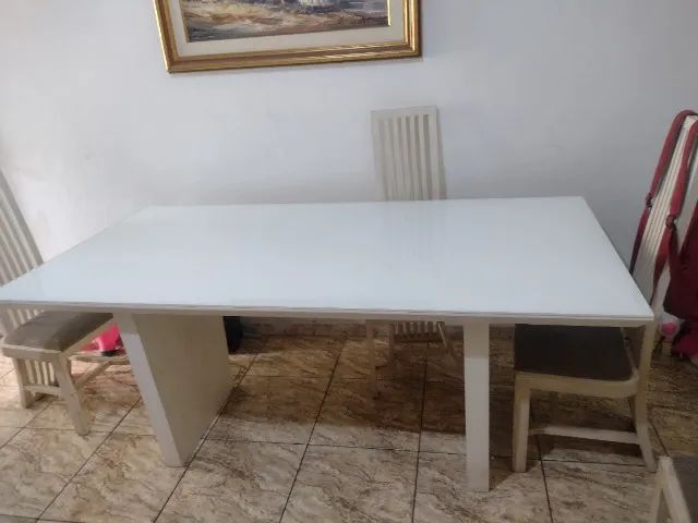 Mesa de jantar em madeira maciça laqueada branca com tampo de vidro . 