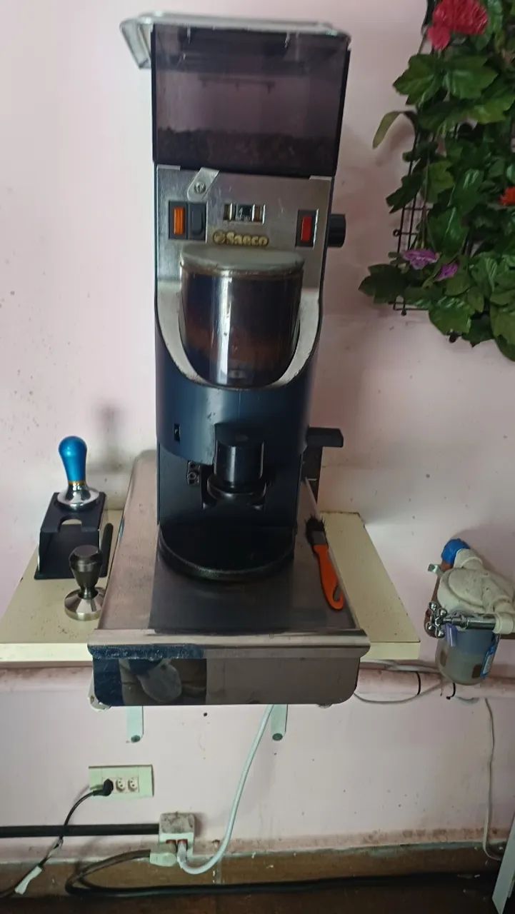Maquina de cafe profissional Saeco com Moedor completo em prerfeito estado - Foto 2