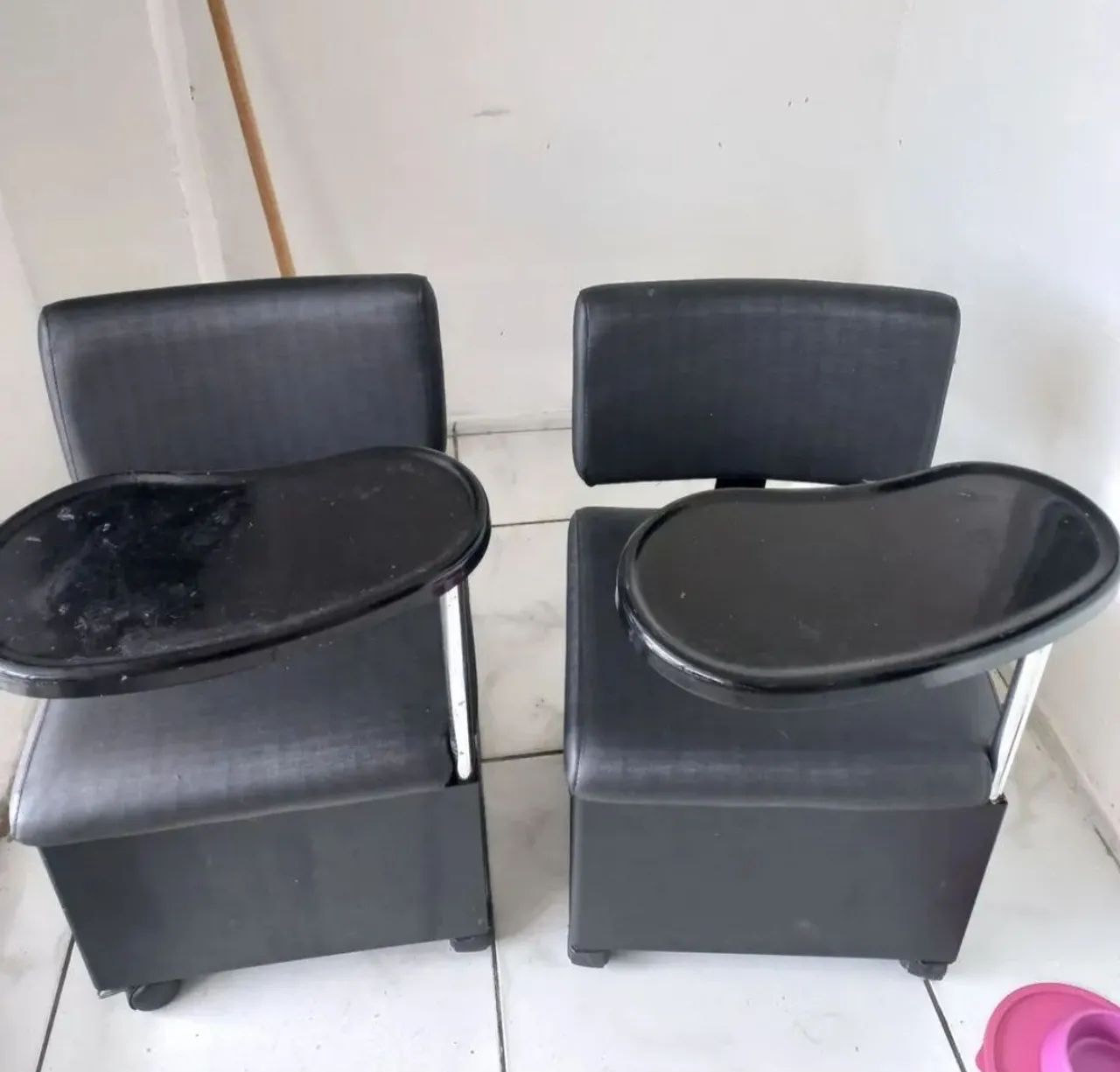 2 cadeiras de manicure em bom uso 