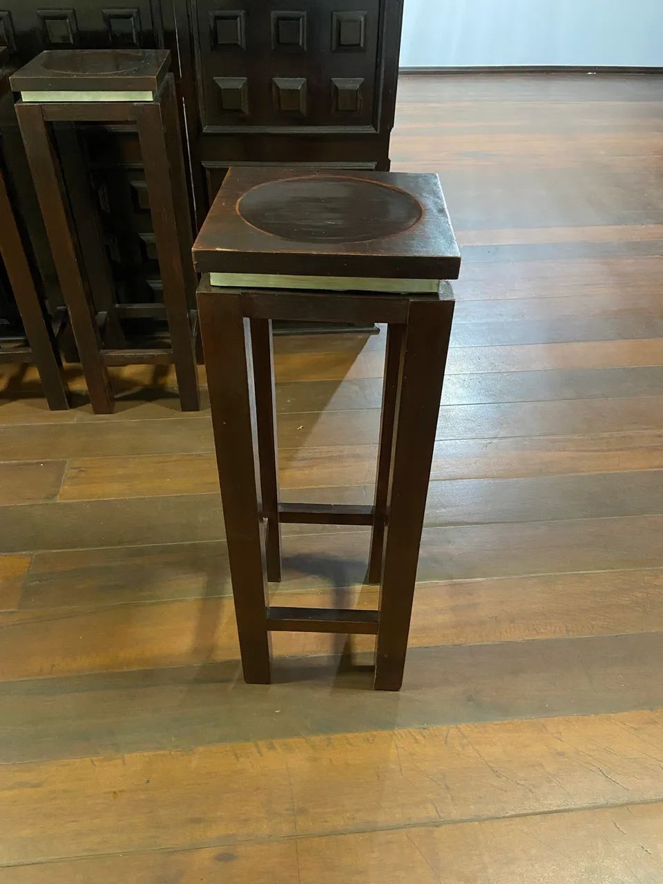 Bar e banquetas em madeira maciça - Foto 4