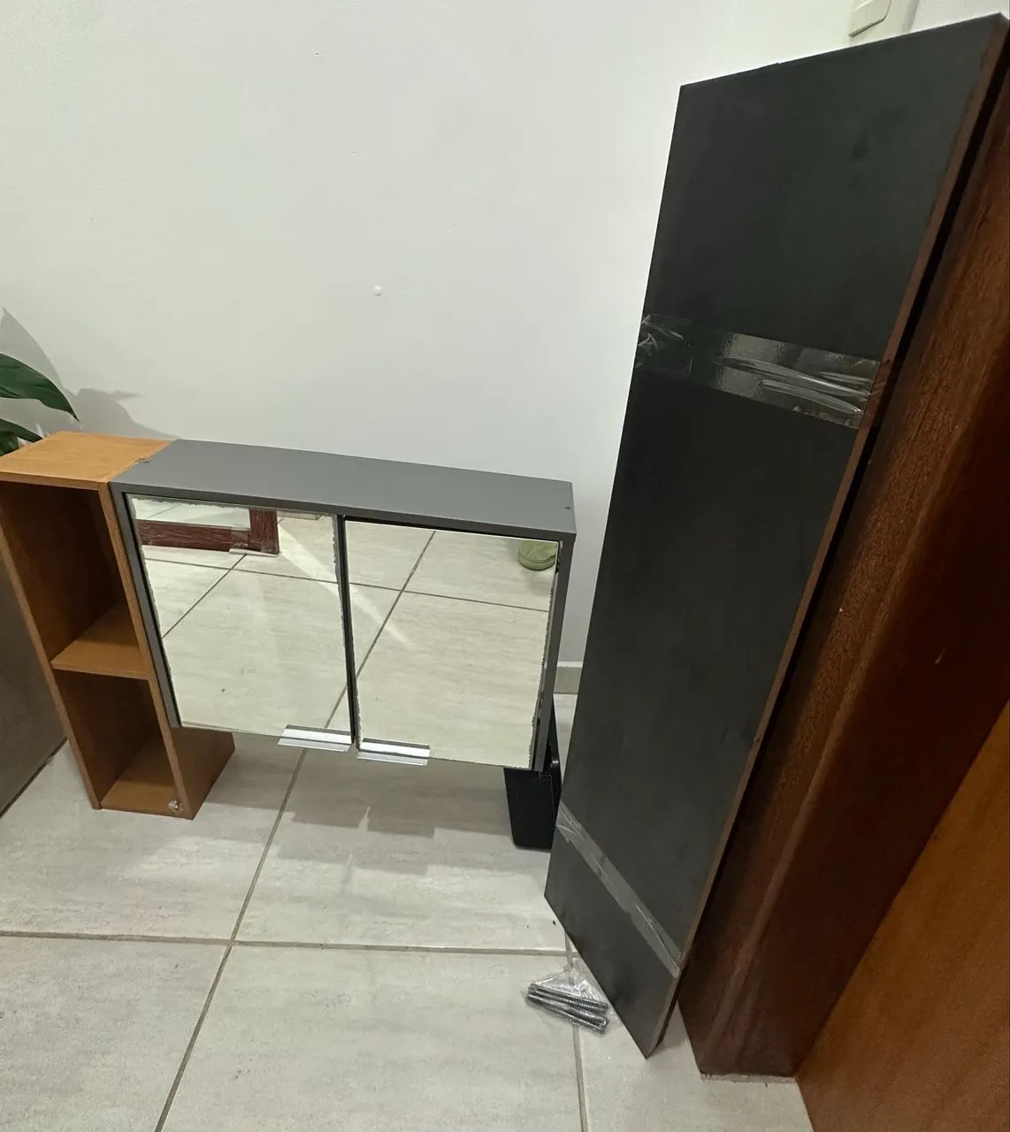 VENDO Armário de banheiro + 2 Prateleiras  - Foto 2