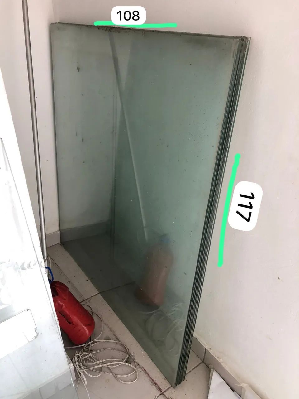 Vendo folhas de vidro e janelas de vidros