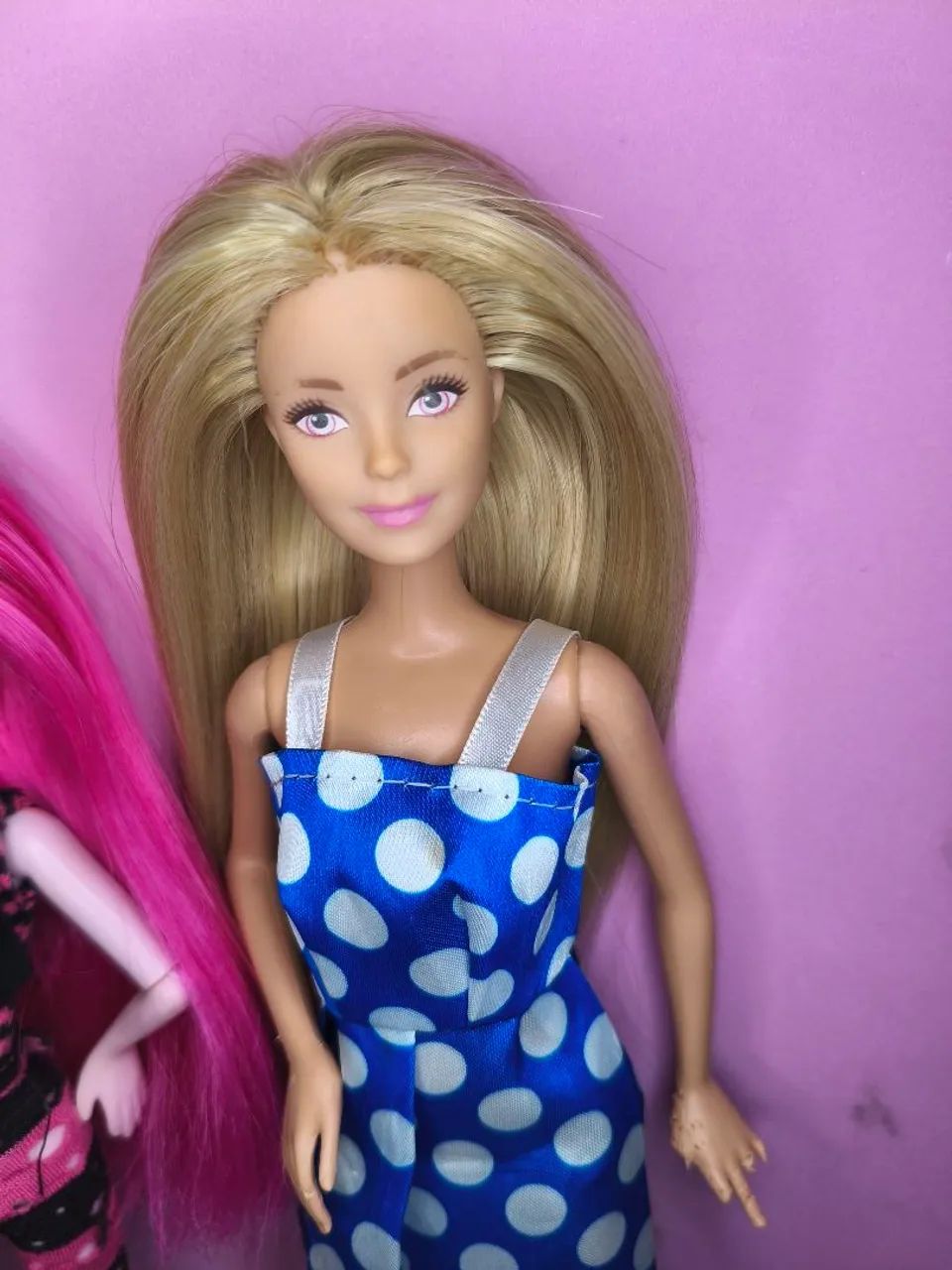 Boneca Barbie com implante e mão danificada  - Foto 2