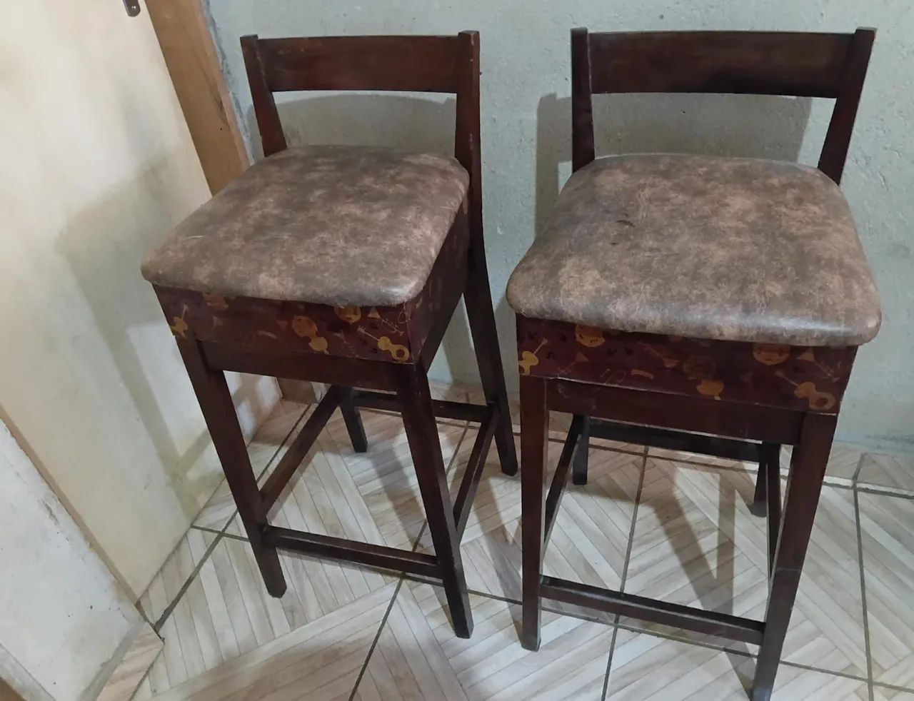  Vendo 4 Banquetas de madeira maciça  - Foto 3