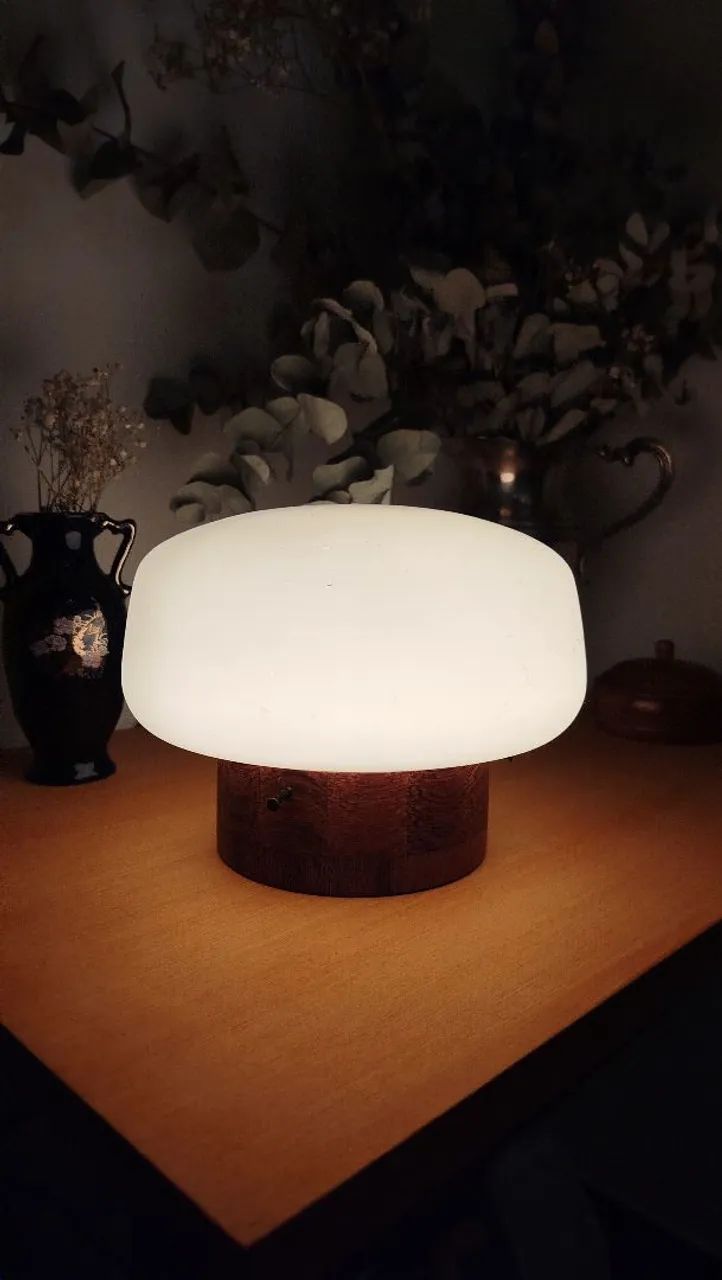 Luminária com base em madeira torneada segmentada, cúpula de opalina fornato disco voador