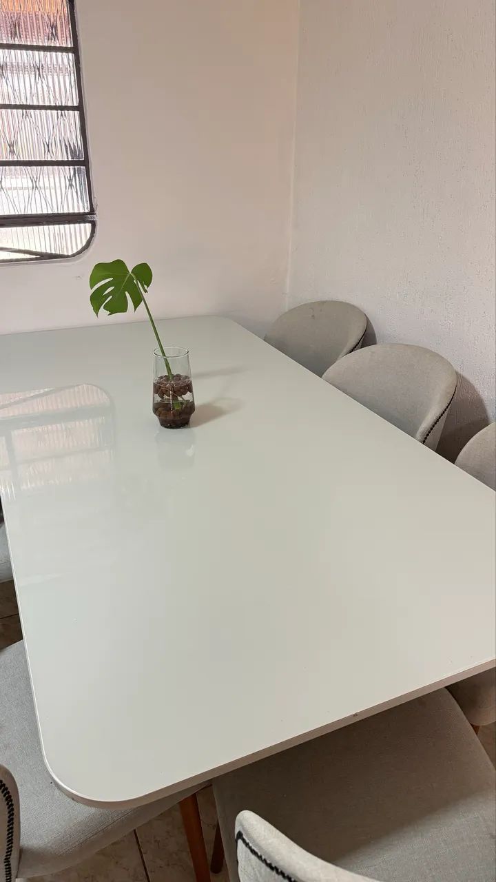 Mesa de vidro e madeira maciça 