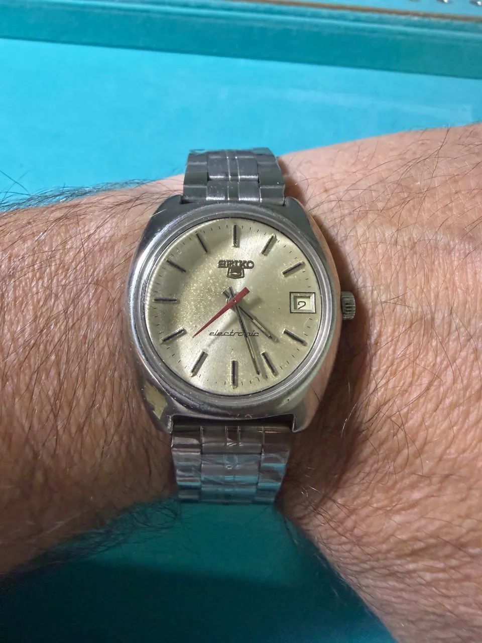Seiko 5 Electronic - dourado com ponteiro vermelho