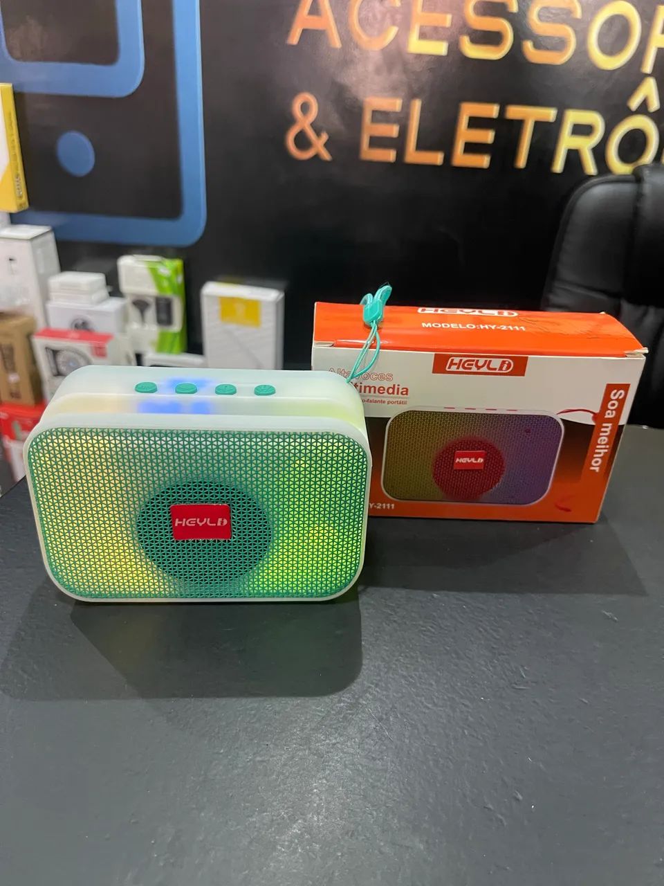 caixa de som portátil Bluetooth da marca Heyld, modelo HY-2111.  