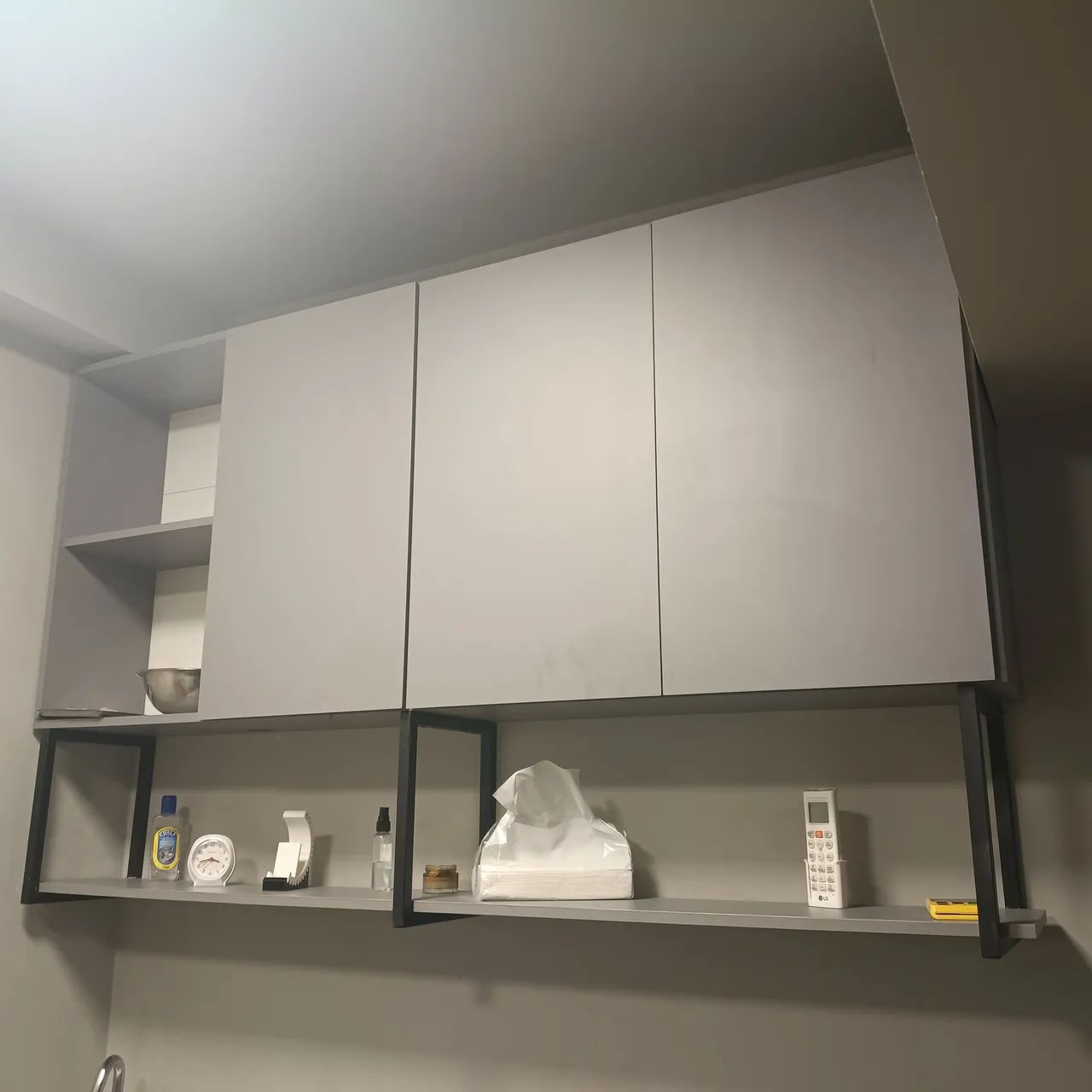 Armários multiuso em MDF cor cinza, super conservado, seminovos. - Foto 4