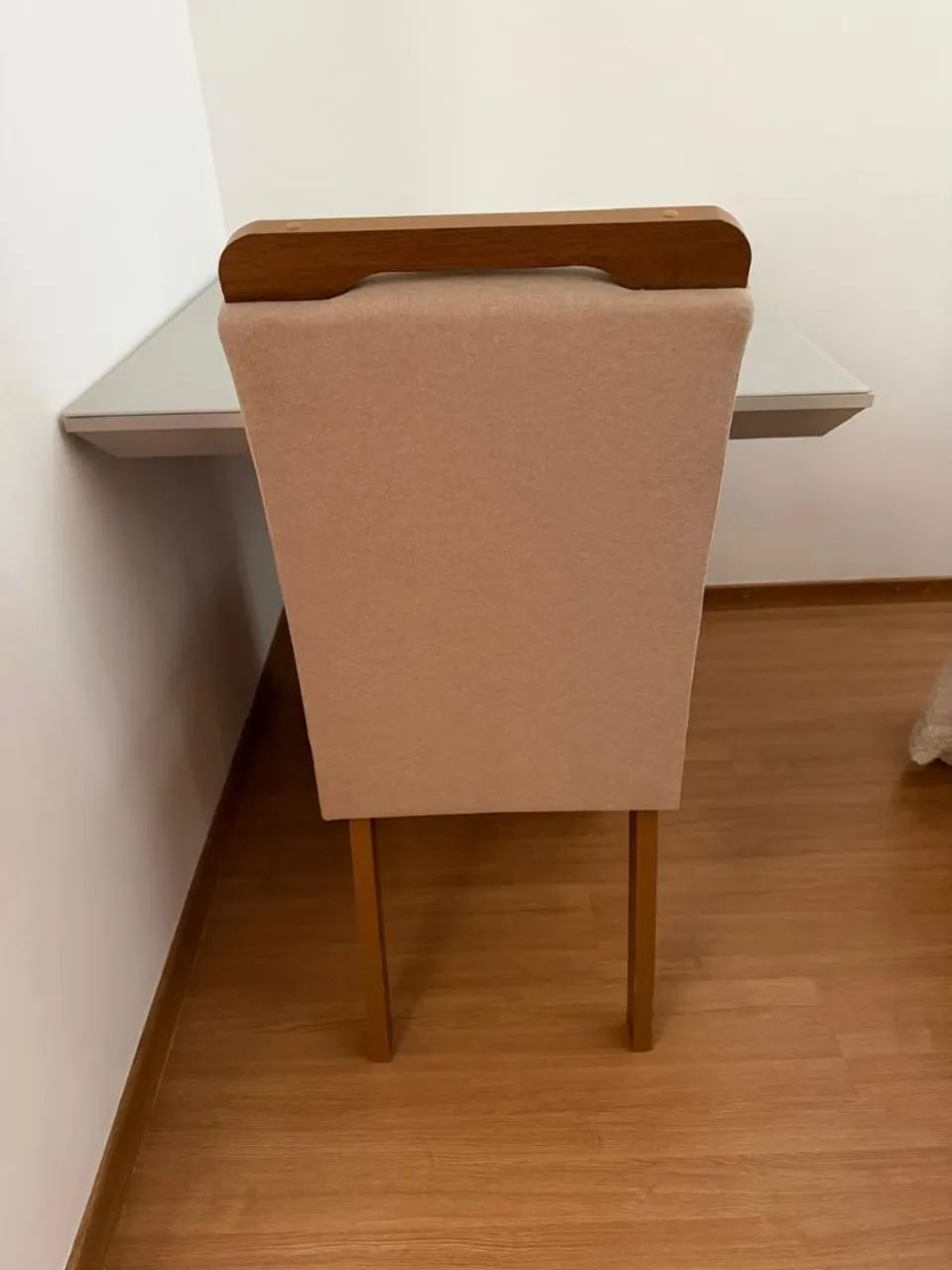 Vende-se mesa de 4 cadeiras novinha  - Foto 2