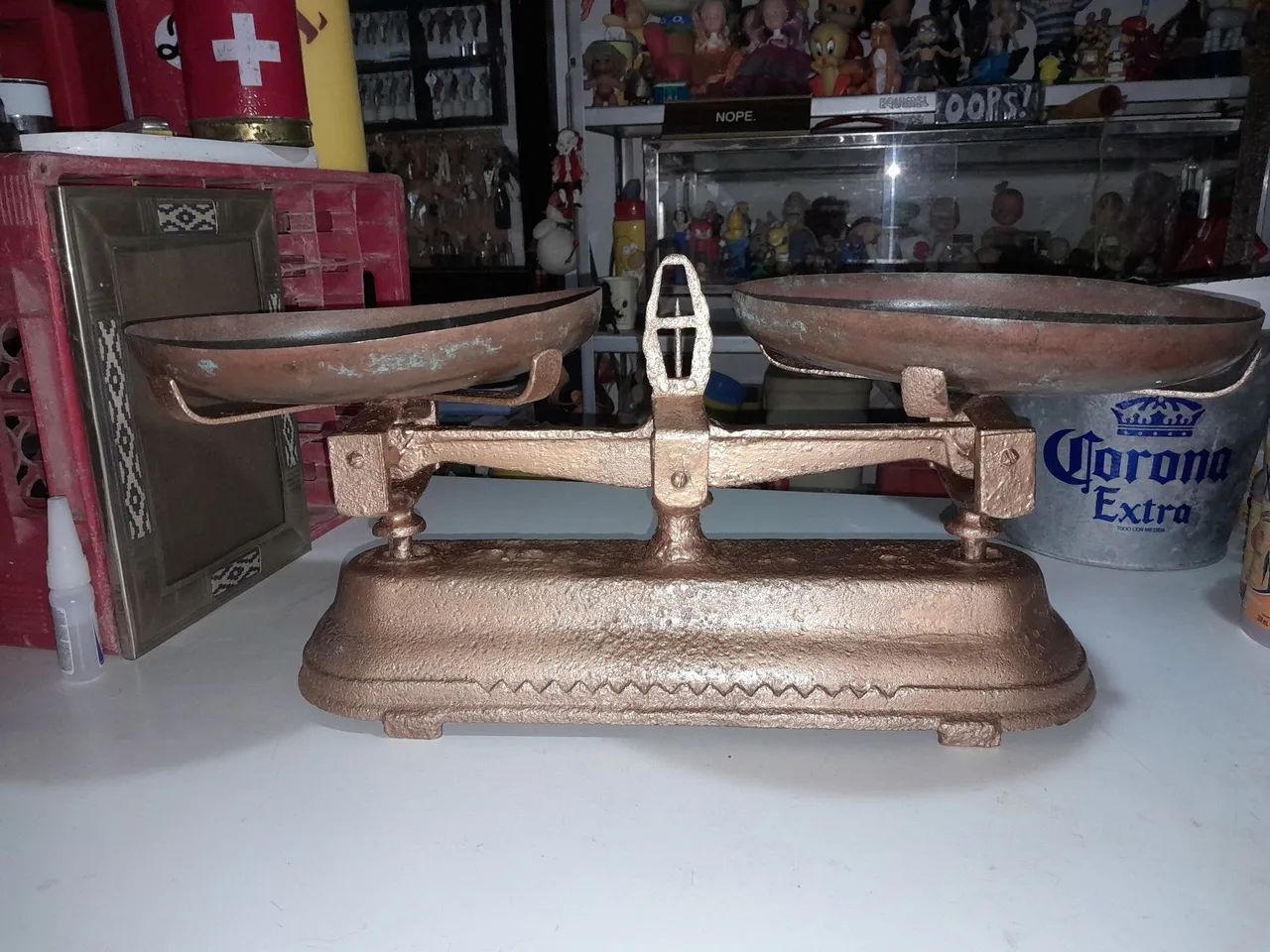 Balança antiga de pratos com 3 pesos 