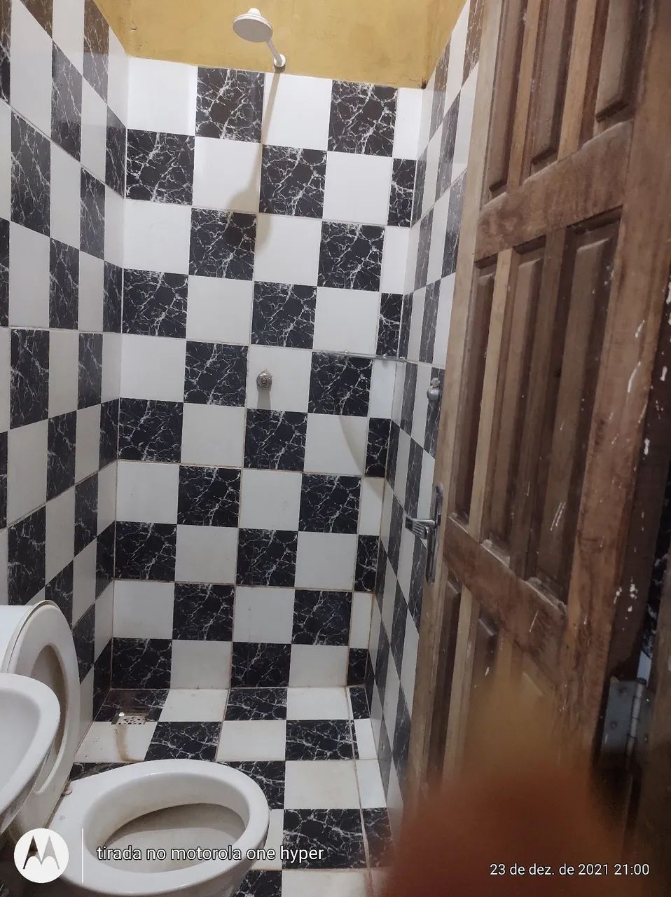 Aluga-se kitnet com quarto e sala e um banheiro interno