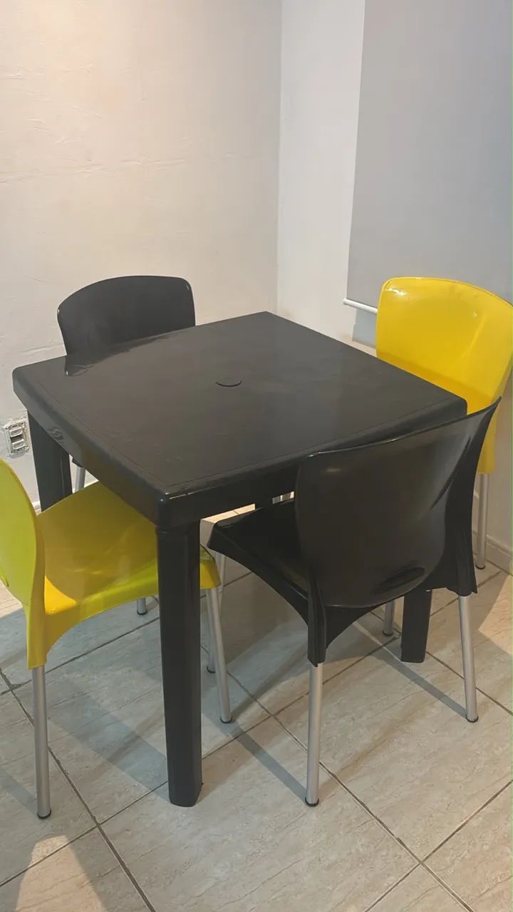 Conjunto mesa com 4 cadeiras 