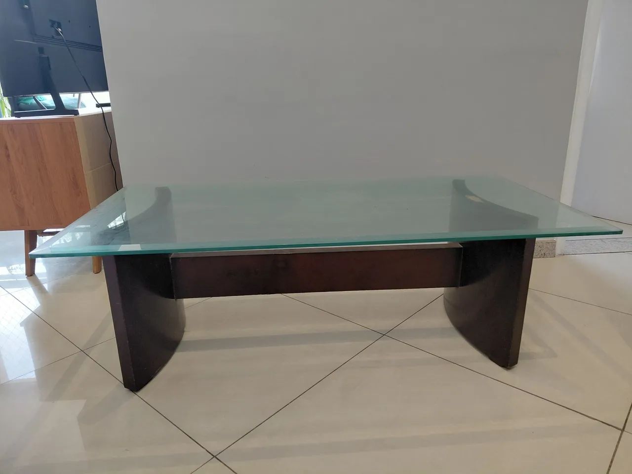 Mesa de centro elegante com tampo de vidro e base de madeira - Foto 2