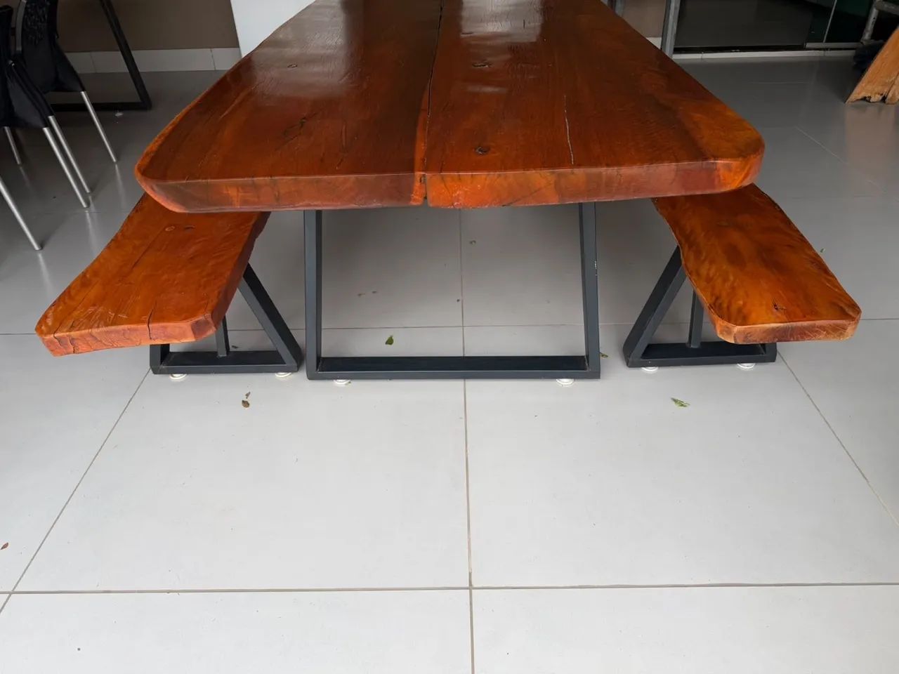 MESA MADEIRA MACIÇA COM BANCOS - Foto 4