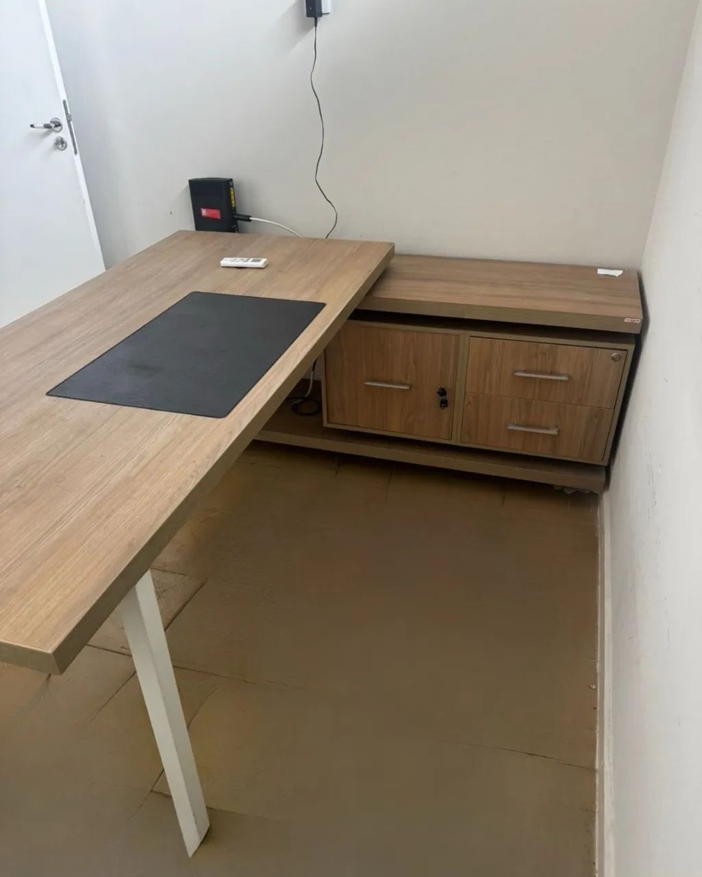 Fina mesa de escritório 