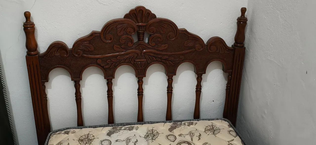 Cama solteiro madeira maciça com colchão pouco uso