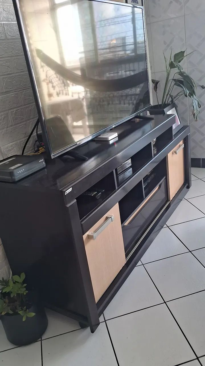 Rack de sala para TV de até 55' polegadas, com gaveta e duas portas de correr  - Foto 2