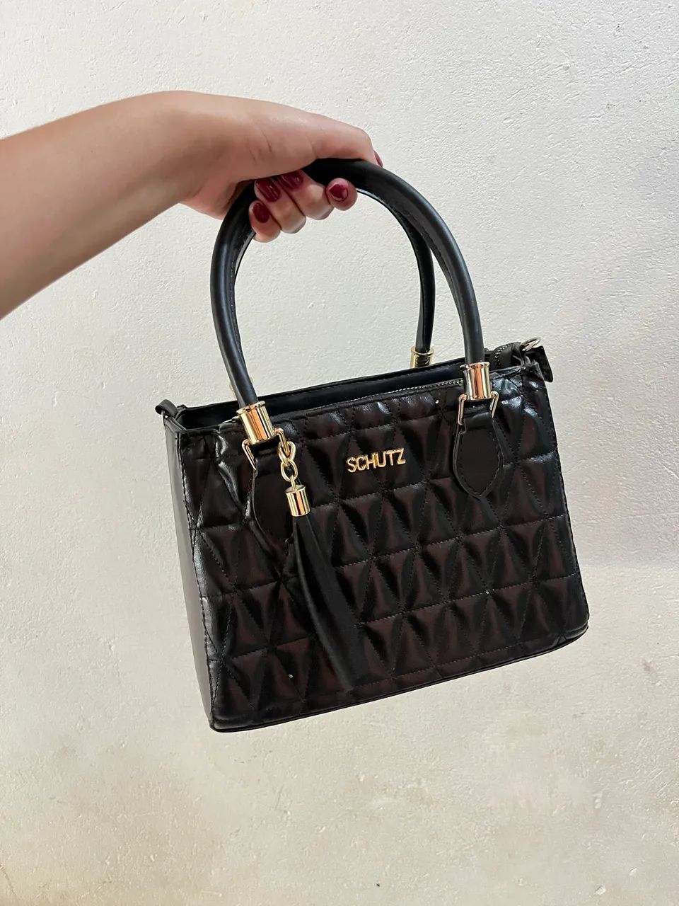 Bolsa preta de mão e ombro