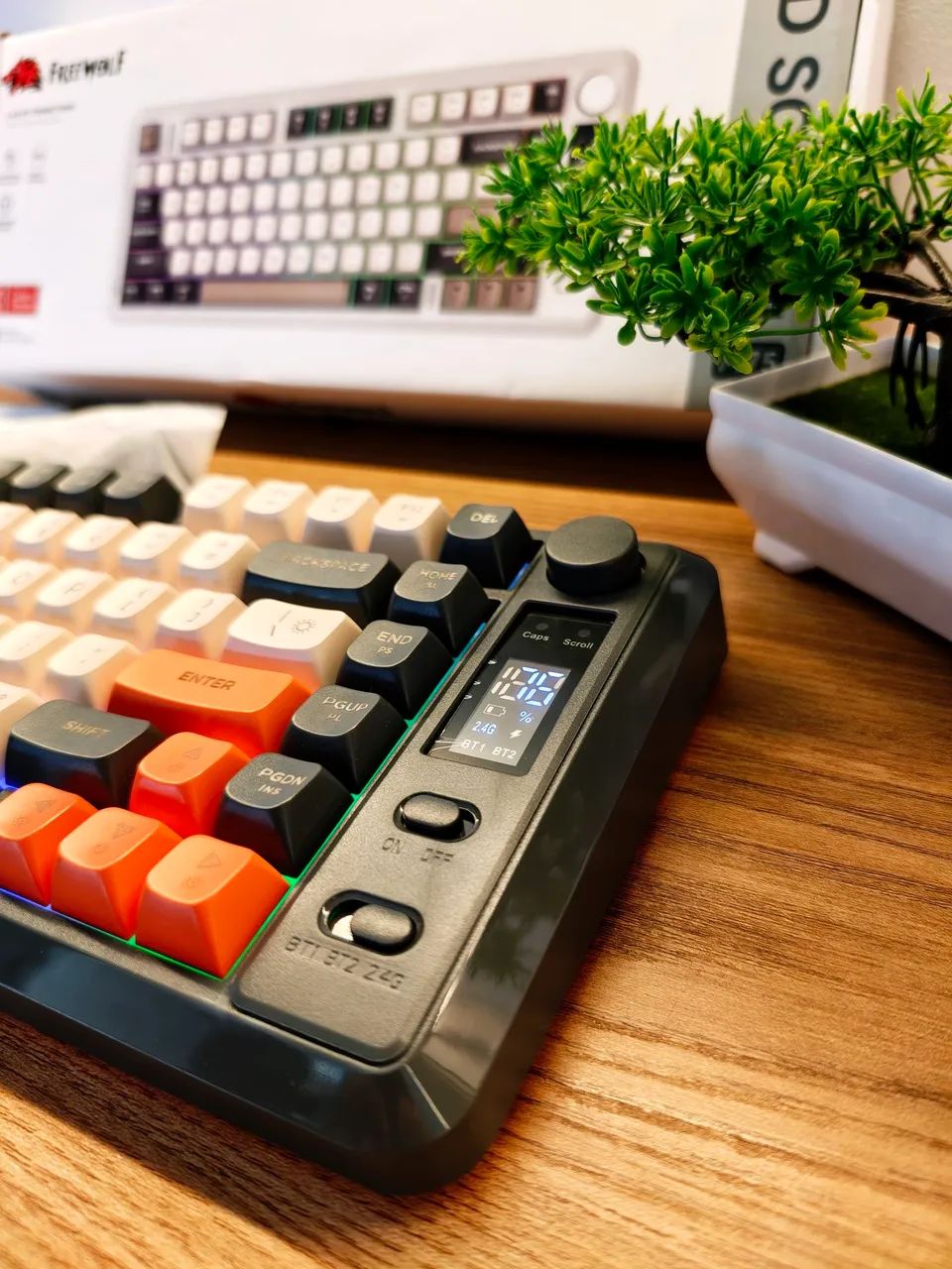 Teclado gamer sem fio freewolf com telinha  - Foto 4