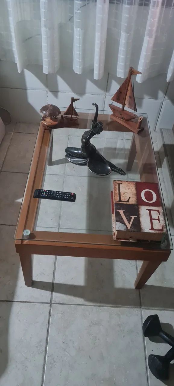 Elegante mesa de madeira com vidro bisotado