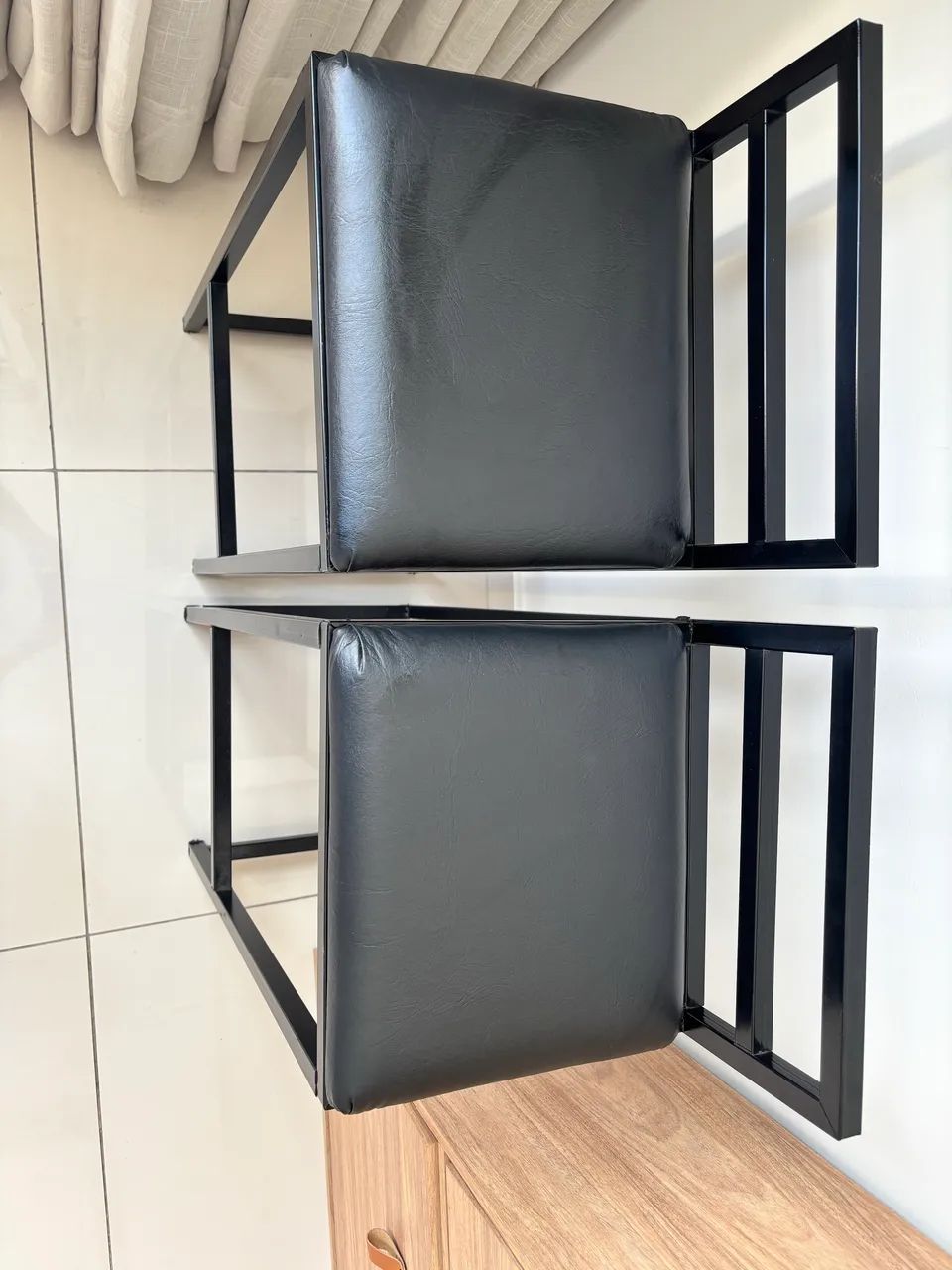 2 banquetas de ferro pretas e assentos acolchoados  - Foto 3