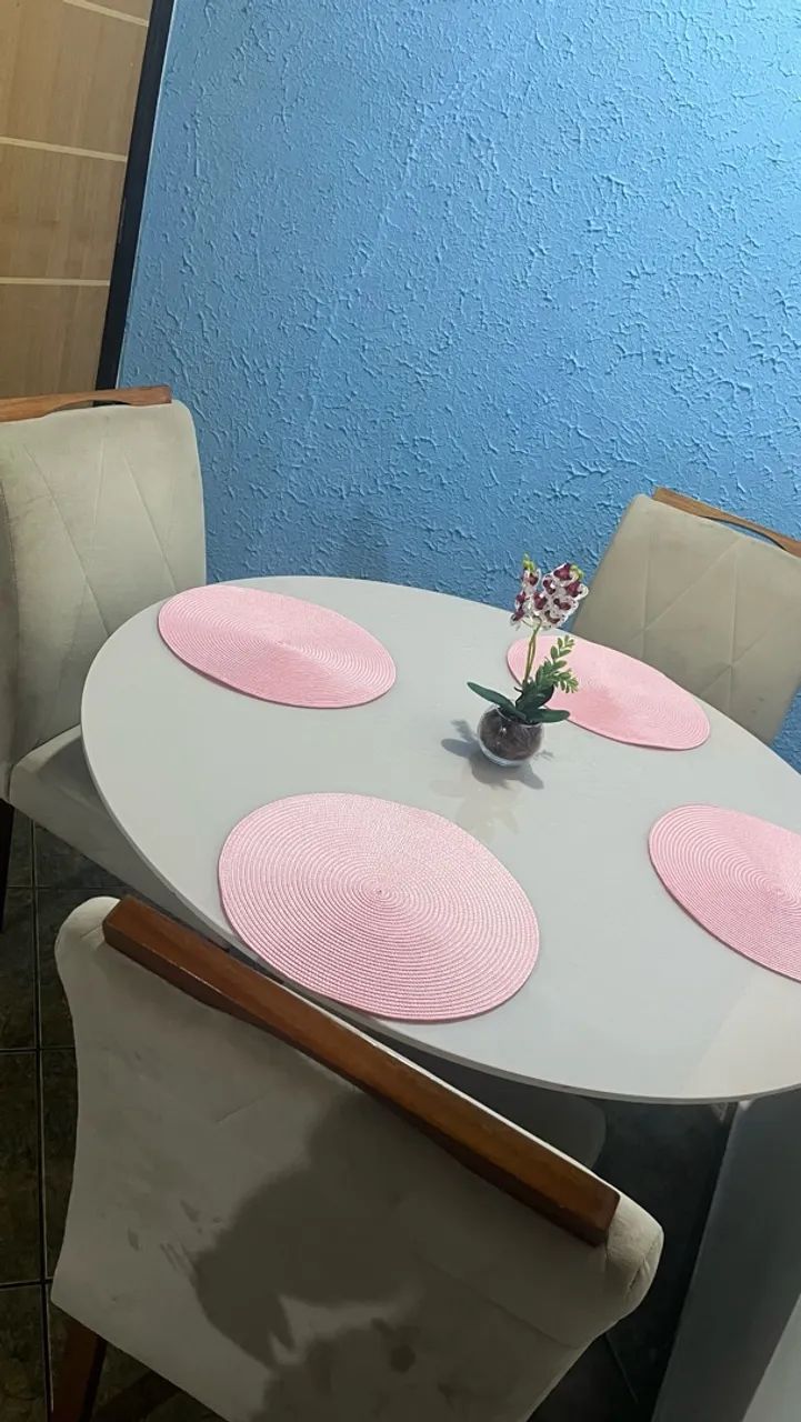 Mesa, com 4 cadeiras 