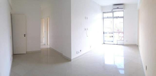 Excelente apartamento de frente com varandão, 3 quartos na Vila da Penha - Foto 2