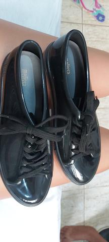 Vendo tenis melissa preto urgente - Foto 2