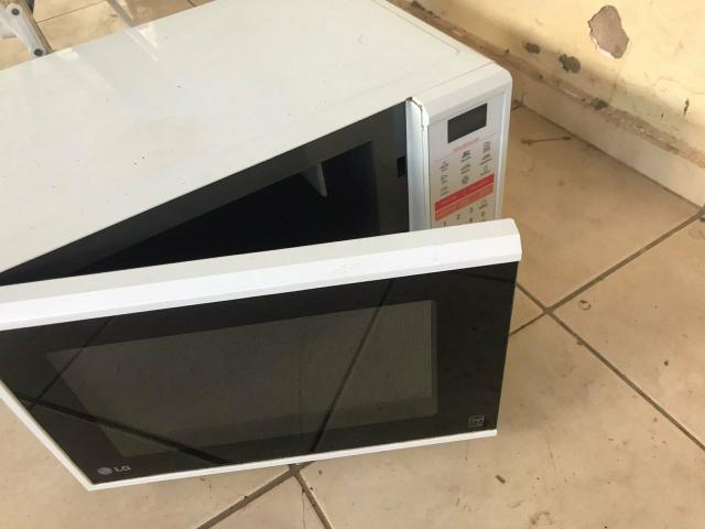 Vendo microondas LG 32l com defeito na placa ( valor da placa 95,00) - Foto 2