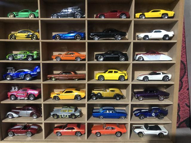 Miniaturas hot wheels cada caixa 300