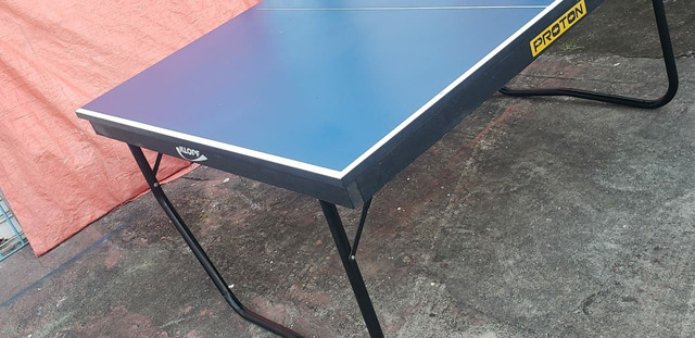 Mesa de tênis de mesa oficial.