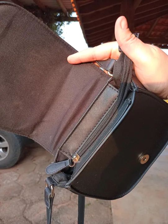 bolsa transversal preta meia lua - Foto 4