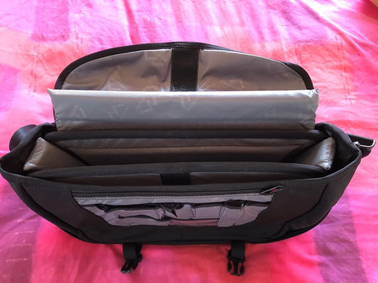 Bolsa de Ombro Preta - Brenthaven (marca de alta qualidade) - Foto 4