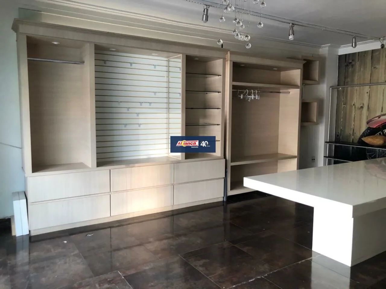 Salão com 60m² e 2 vagas de garagem para alugar no Jardim Maia - por R$ 5.000,00 - Foto 9