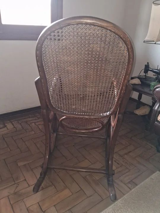 Belíssima Cadeira de Balanço Antiga (Madeira c/Palinha, Modelo AUSTRÍACA) - Foto 3